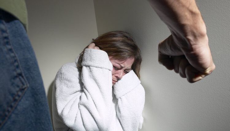آیا خشونت خانگی می‌تواند به استرسِ پس از حادثه (PTSD) منجر شود؟