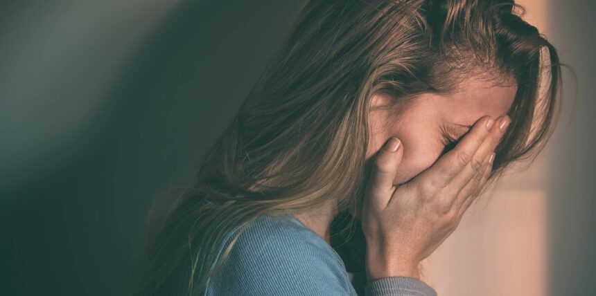 چگونه به فردی که قصد خودکشی دارد، کمک کنیم؟