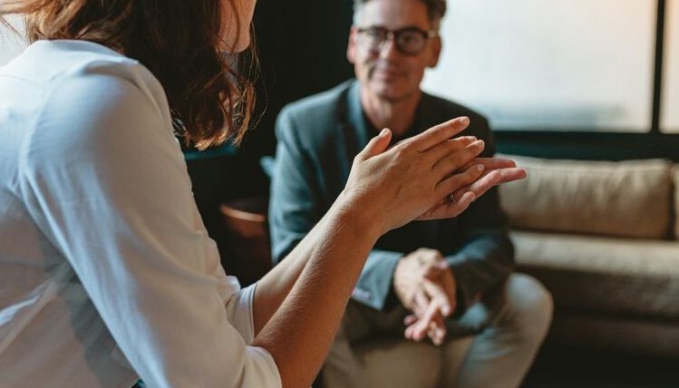 چرا زنان تمایل دارند به یک مشاور مرد مراجعه کنند؟